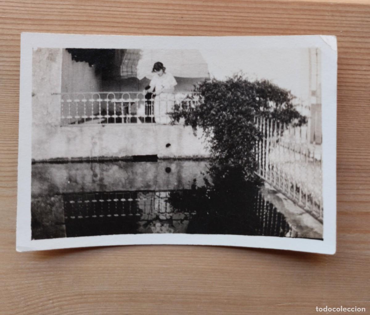 Photographie ancienne: Fotograf&iacute;a antigua de una mujer mirando su reflejo. Con dedicatoria al dorso, a&ntilde;os 20. (MSPM)
