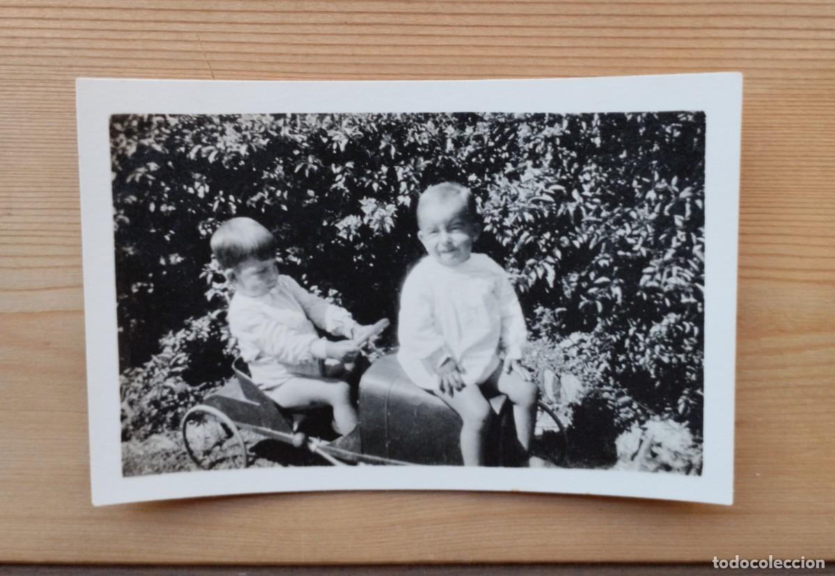 Alte Fotografie: Fotograf&iacute;a antigua de ni&ntilde;os jugando con un coche de juguete. A&ntilde;os 20. (MSPM)