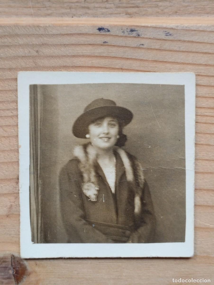 Alte Fotografie: Fotograf&iacute;a antigua de mujer con bufanda de vis&oacute;n y sombrero. A&ntilde;os 20. Tipo fotomat&oacute;n. (MSPM)