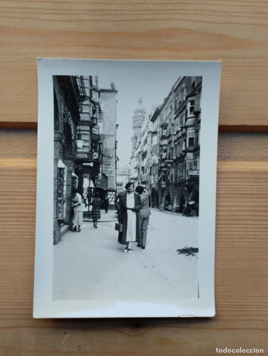 Alte Fotografie: Fotograf&iacute;a antigua de una mujer posando en una calle de Innsbruck, Austria. A&ntilde;os 20. (MSPM)