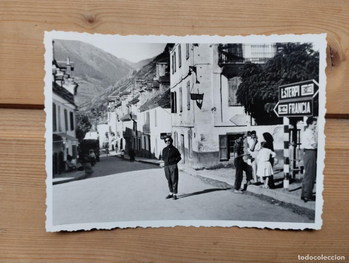 Fotografia antica: Fotograf&iacute;a antigua de mujer posando en calle de Viella, Vall de Ar&aacute;n. Se&ntilde;ales de Esterri - Francia.