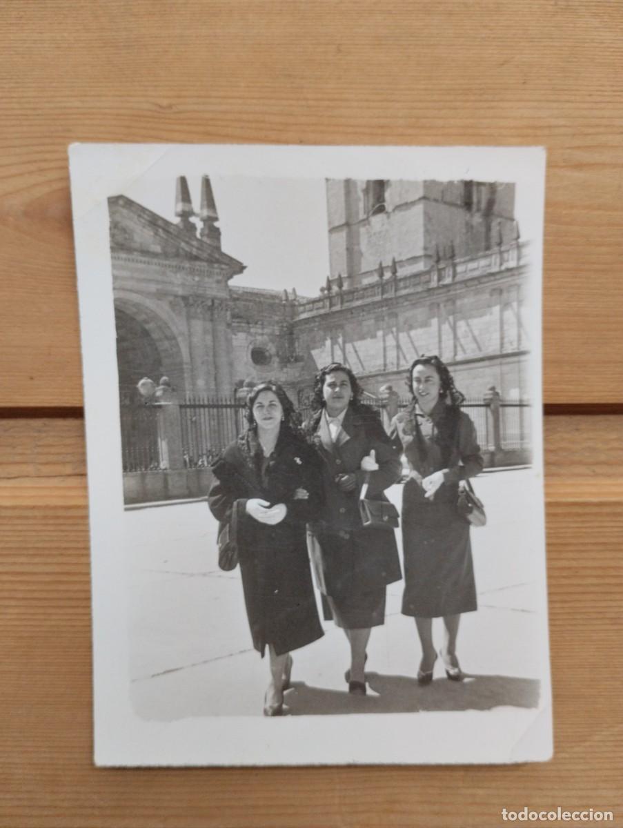 Fotografia antica: Fotograf&iacute;a antigua de mujeres con velo o mantilla por la calle con iglesia de fondo