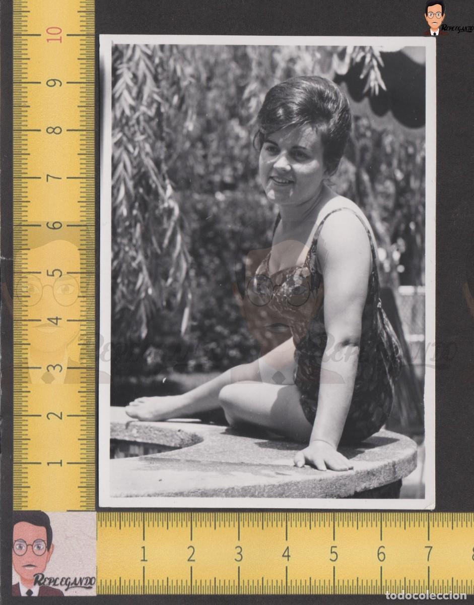 Alte Fotografie: GUAPA CHICA JOVEN BA&Ntilde;ADOR POSA EN PISCINA JARD&Iacute;N - FOTO ANTIGUA A&Ntilde;O 1962 - MUJER ESPA&Ntilde;A