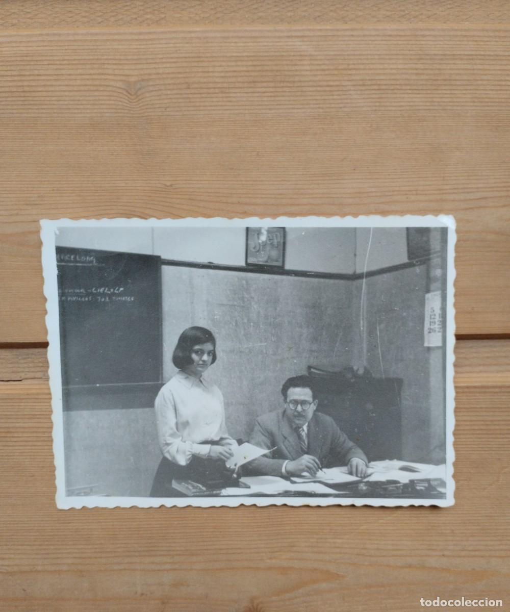 Photographie ancienne: Fotograf&iacute;a antigua de un profesor y una alumna en el aula