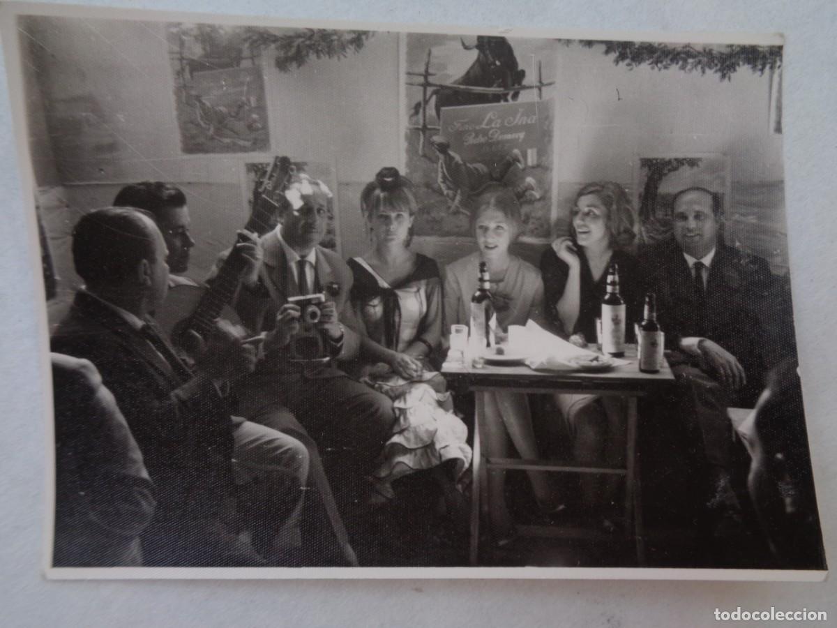 Fotograf&iacute;a antigua: FOTO DE GENTE EN LA FERIA : GUITARRISTA TOCANDO LA GUITARRA, TURISTA CON CAMARA DE FOTOS, FLAMENCA,