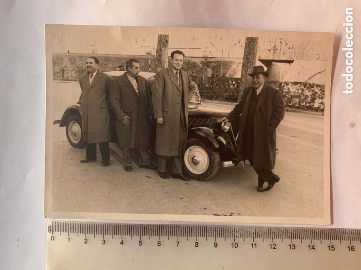 Fotograf&iacute;a antigua: FOTO. ENSE&Ntilde;A EL NUEVO CITROEN A SUS AMIGOS. FOT&Oacute;GRAFO?.