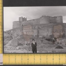 Fotografía antigua: CHICO EN EL CASTILLO DE BERLANGA DE DUERO SORIA - TORRE MURALLAS - FOTO ANTIGUA AÑOS 50/60 - ESPAÑA