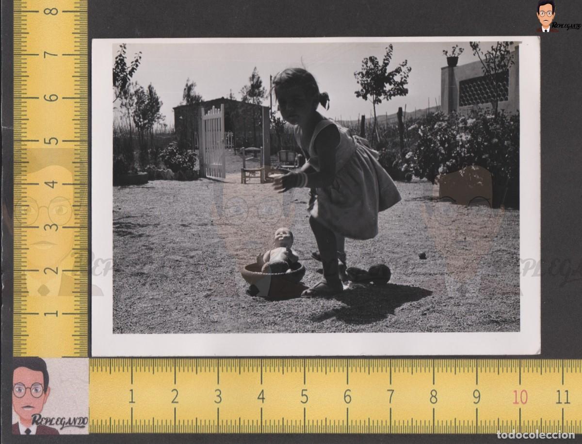 Alte Fotografie: NI&Ntilde;A BA&Ntilde;ANDO A MU&Ntilde;ECA EN UN BALDE EN EL JARD&Iacute;N / FOTO ANTIGUA A&Ntilde;OS 50/60 - INFANCIA ESPA&Ntilde;A JUGUETE
