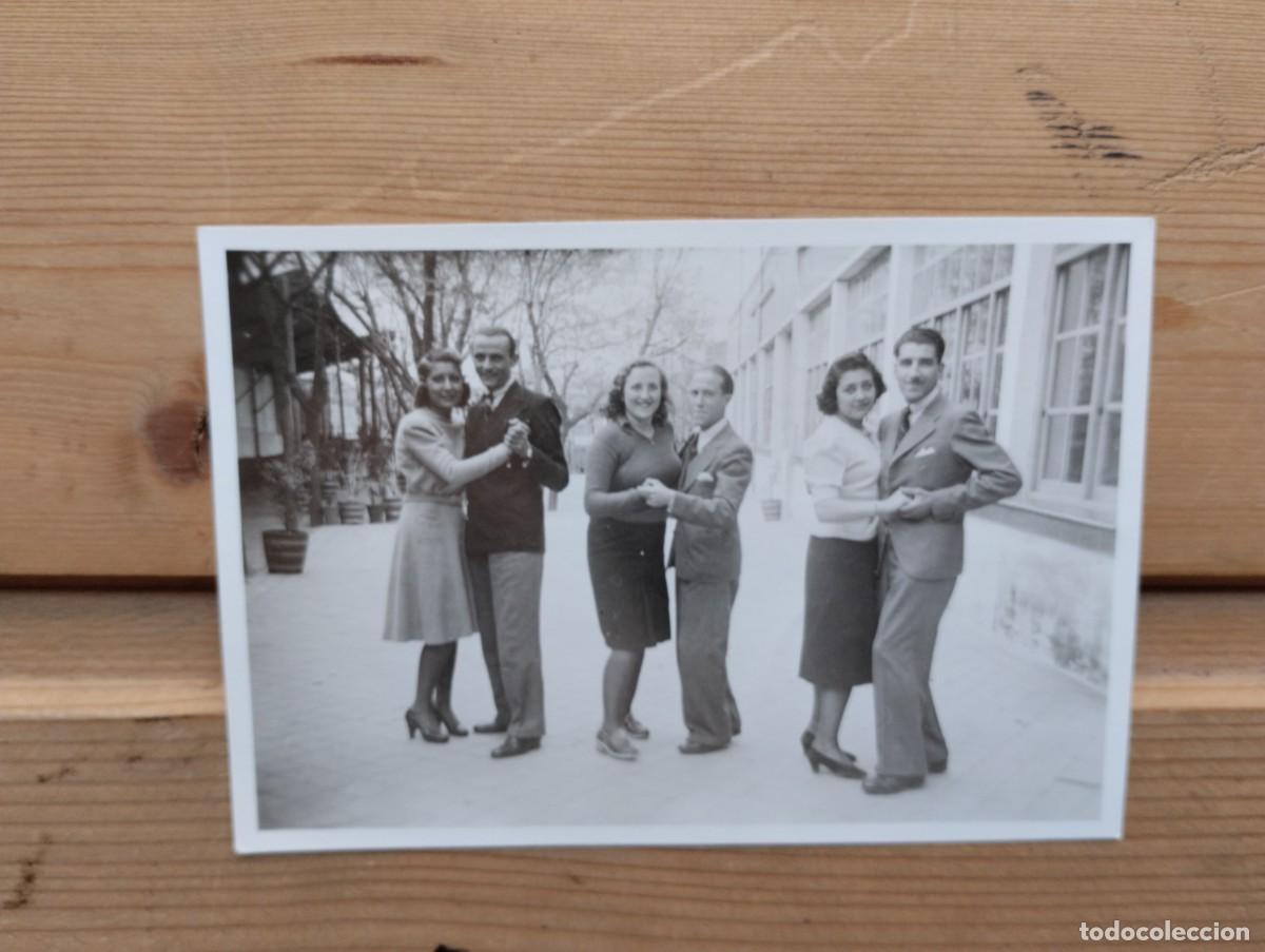 Alte Fotografie: Bonita fotograf&iacute;a antigua de 3 parejas bailando en la calle. A&ntilde;o 1941