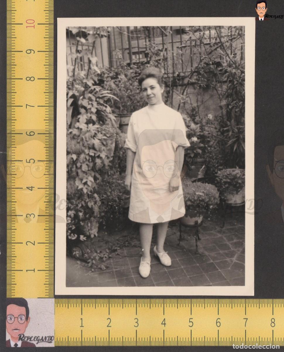 Fotografia antiga: GUAPA CHICA JOVEN VESTIDO BLANCO &iquest;SIRVIENTA? POSA EN JARD&Iacute;N - FOTO ANTIGUA A&Ntilde;OS 50/60 - ESPA&Ntilde;A MUJER