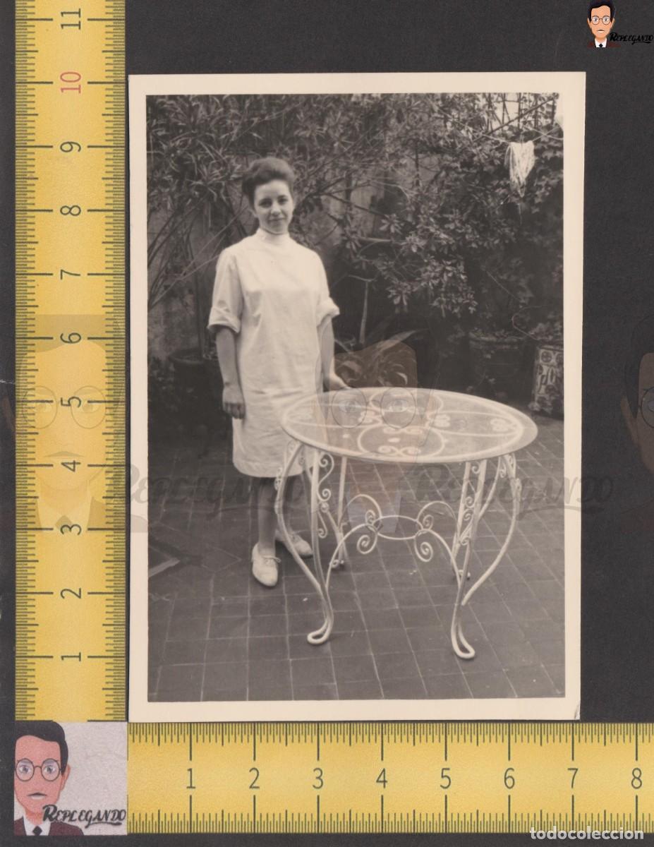 Fotografia antiga: GUAPA CHICA JOVEN VESTIDO BLANCO &iquest;SIRVIENTA? Y MESA JARD&Iacute;N - FOTO ANTIGUA A&Ntilde;OS 50/60 - ESPA&Ntilde;A MUJER