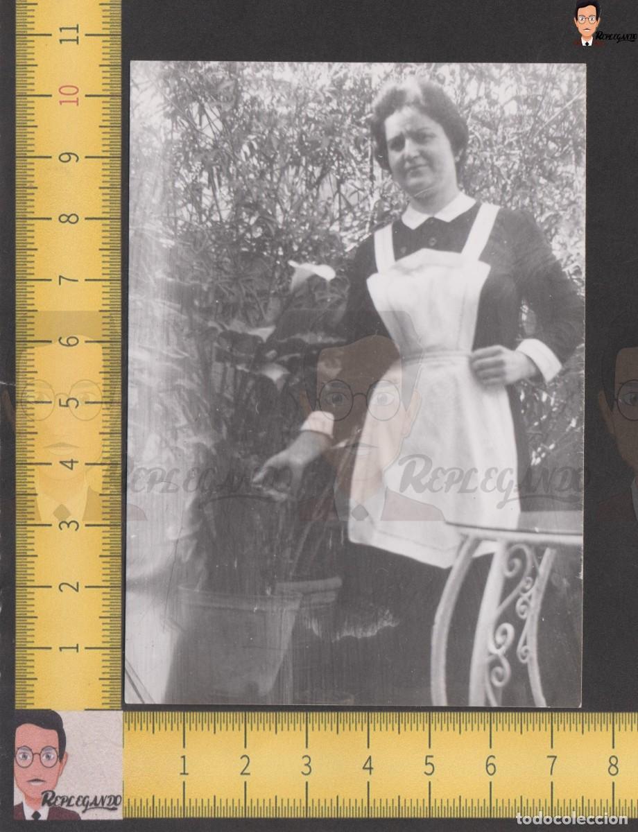 Fotografia antiga: MUJER SIRVIENTA CON DELANTAL BLANCO EN JARD&Iacute;N MACETAS - FOTO ANTIGUA A&Ntilde;OS 50/60 - ESPA&Ntilde;A CHICA
