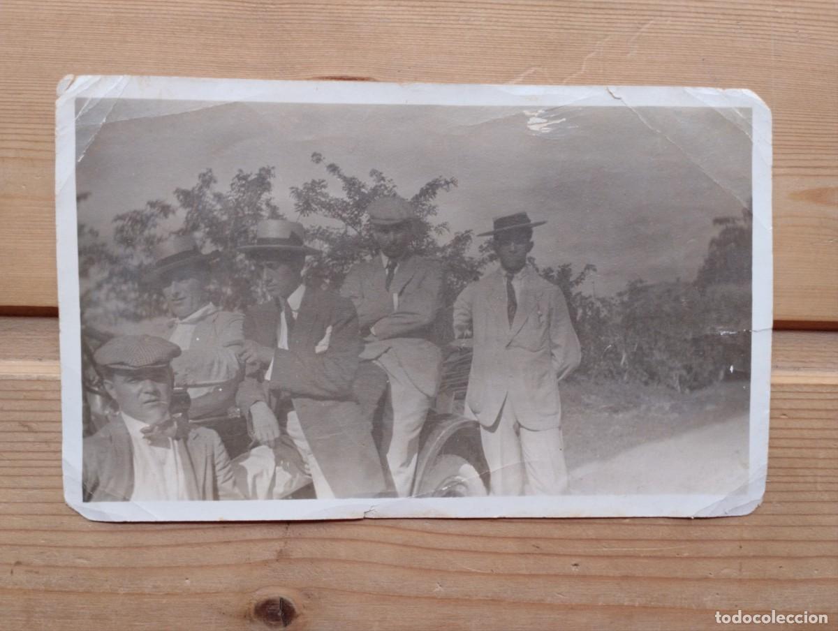 Alte Fotografie: Fotograf&iacute;a antigua de hombres con gorros y boinas en un coche posando. A&ntilde;os 20