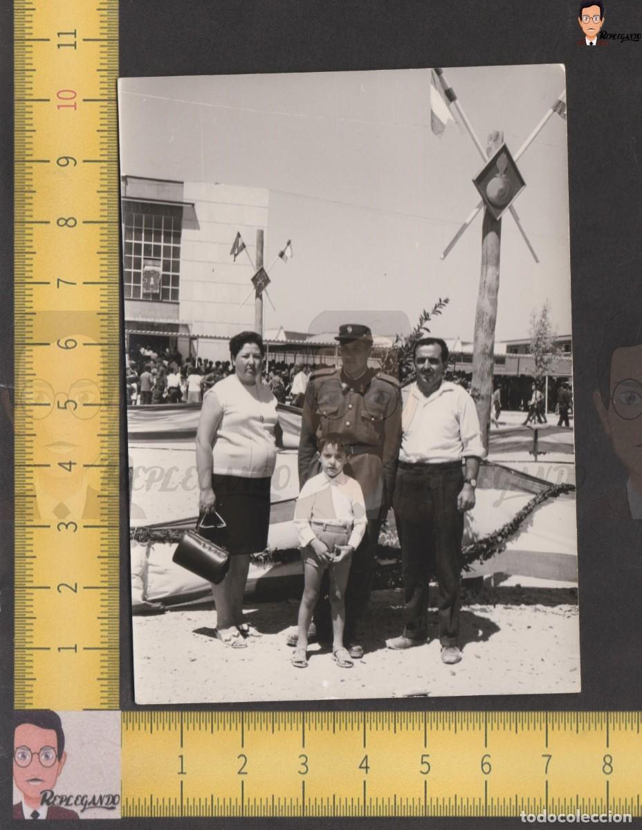 Fotografia antiga: SOLDADO EJ&Eacute;RCITO ESPA&Ntilde;A FAMILIA CUARTEL JUNTO GRAN ROMBO ARTILLER&Iacute;A - FOTO ANTIGUA A&Ntilde;OS 60 MILI