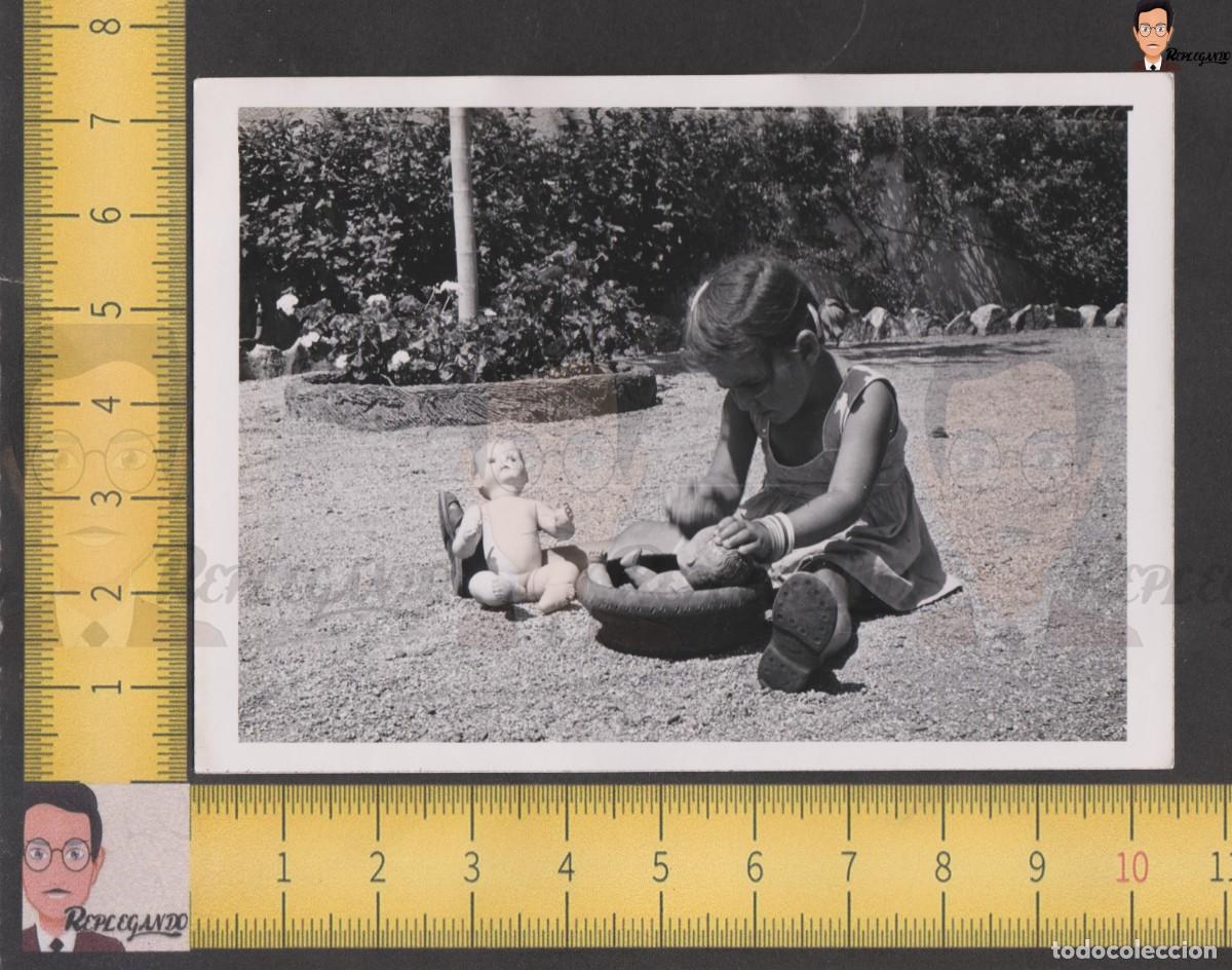 Antique Photography: NI&Ntilde;A BA&Ntilde;ANDO A MU&Ntilde;ECAS EN UN BALDE EN EL JARD&Iacute;N - FOTO ANTIGUA A&Ntilde;OS 50/60 - INFANCIA ESPA&Ntilde;A JUGUETE