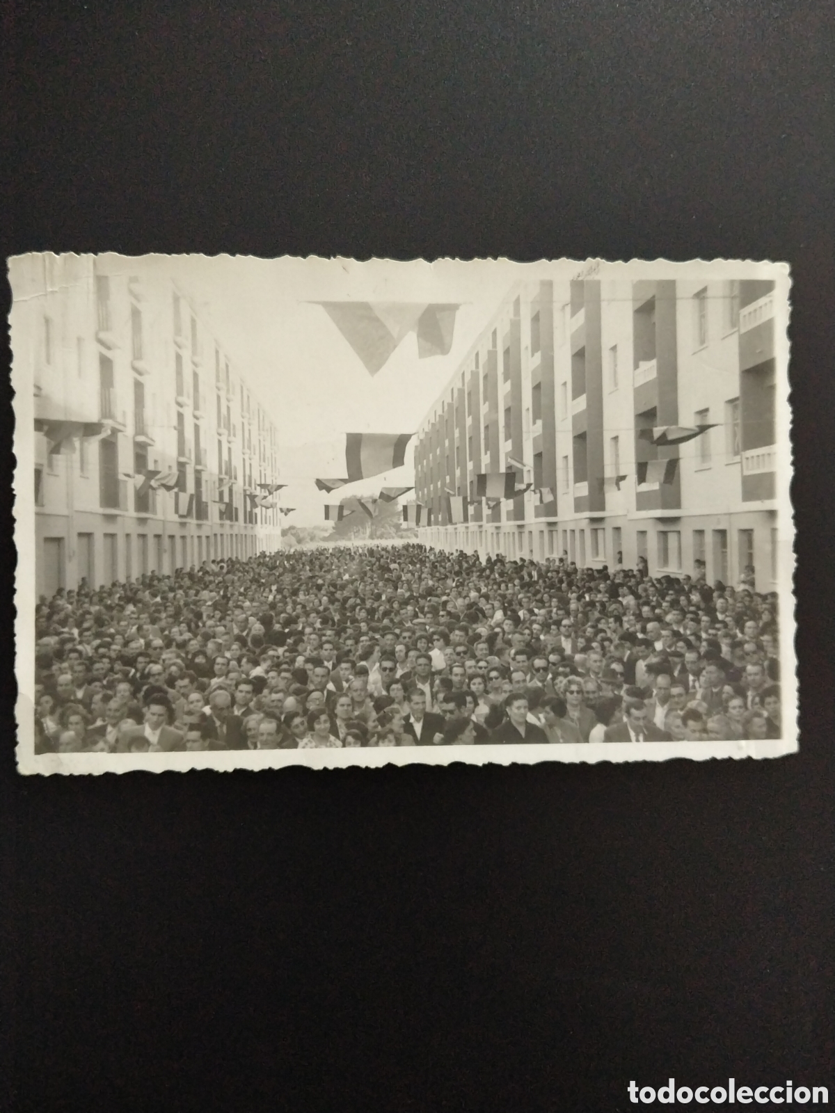 Photographie ancienne: FOTOGRAF&Iacute;A DE LA INAUGURACI&Oacute;N DEL GRUPO DE VIVIENDAS SAN MAURO ( ALCOY 1959)