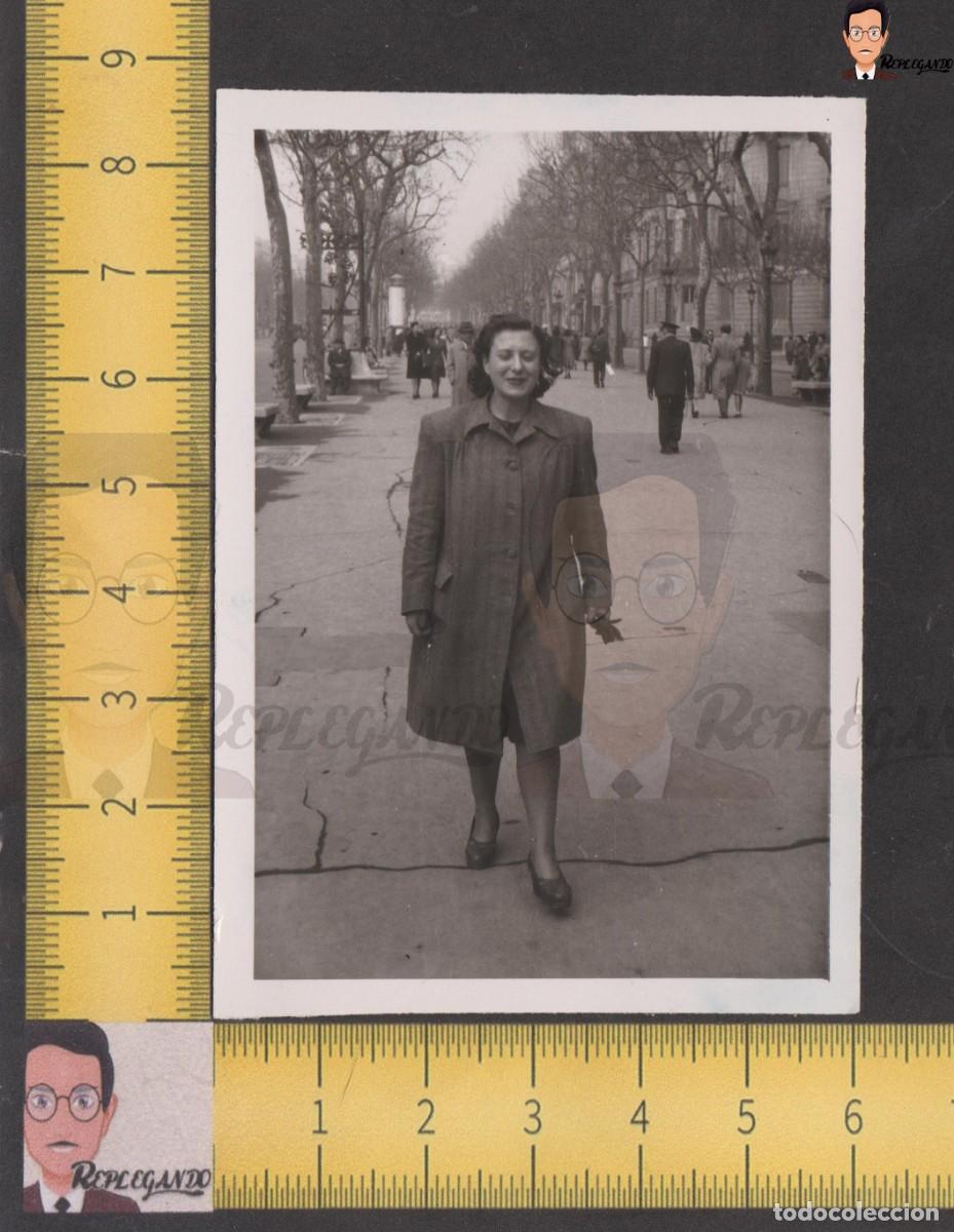 Fotografia antiga: CHICA JOVEN GUANTES EN MANO PASEA POR CALLE DE BARCELONA - FOTO ANTIGUA A&Ntilde;OS 40/50 ESPA&Ntilde;A