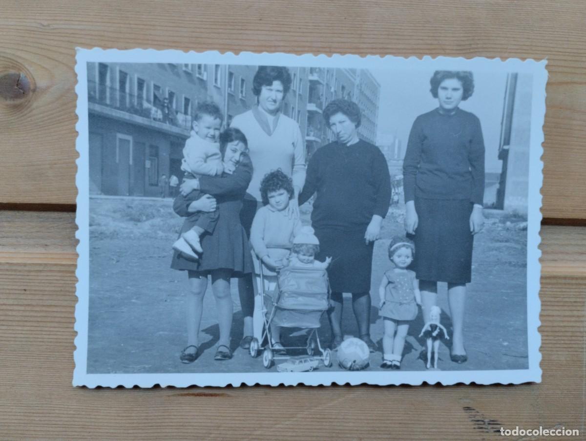 Alte Fotografie: Fotograf&iacute;a antigua de familia con ni&ntilde;as y mu&ntilde;ecas posando en la calle. A&ntilde;os 60