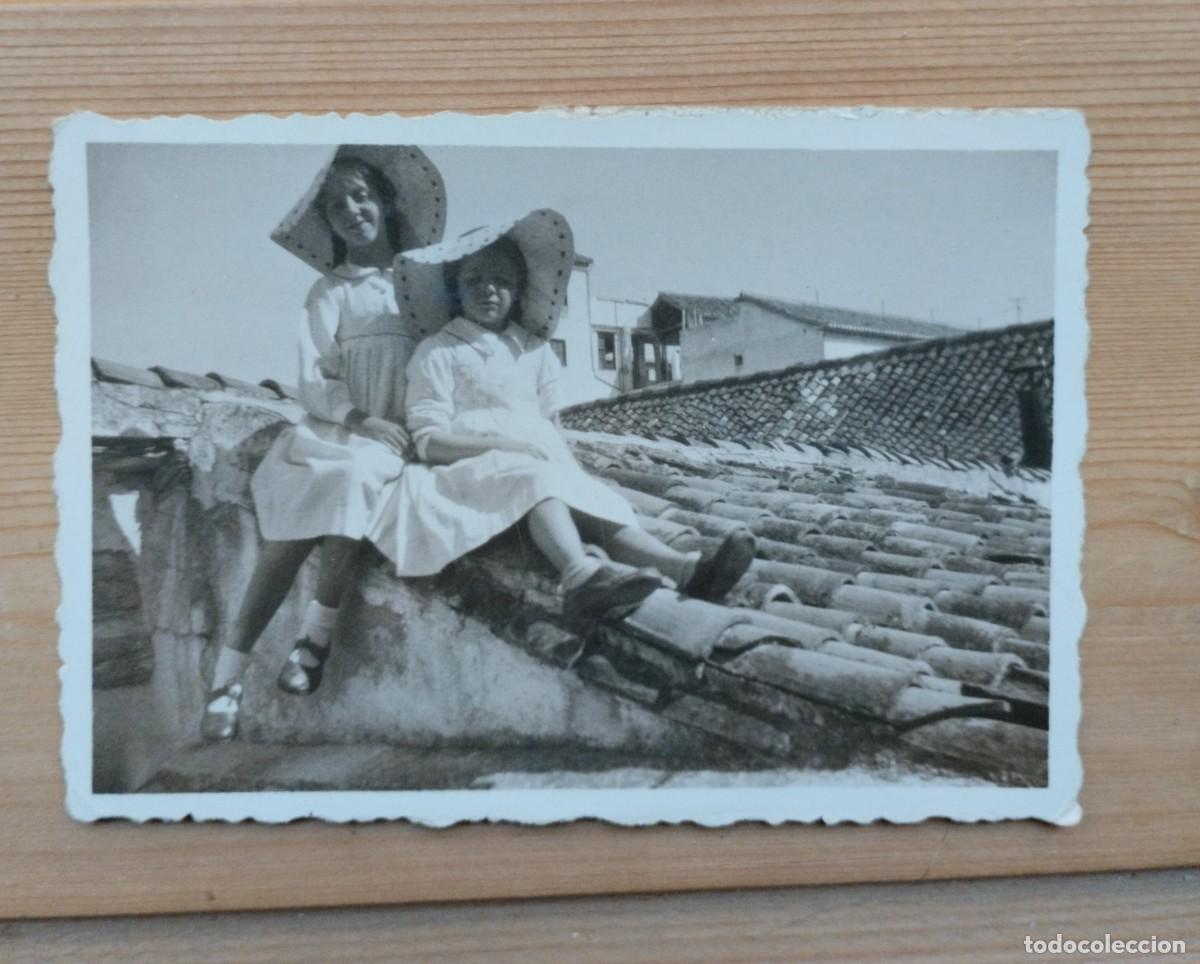Alte Fotografie: Preciosa fotograf&iacute;a antigua de unas ni&ntilde;as en los tejados. A&ntilde;o 1938