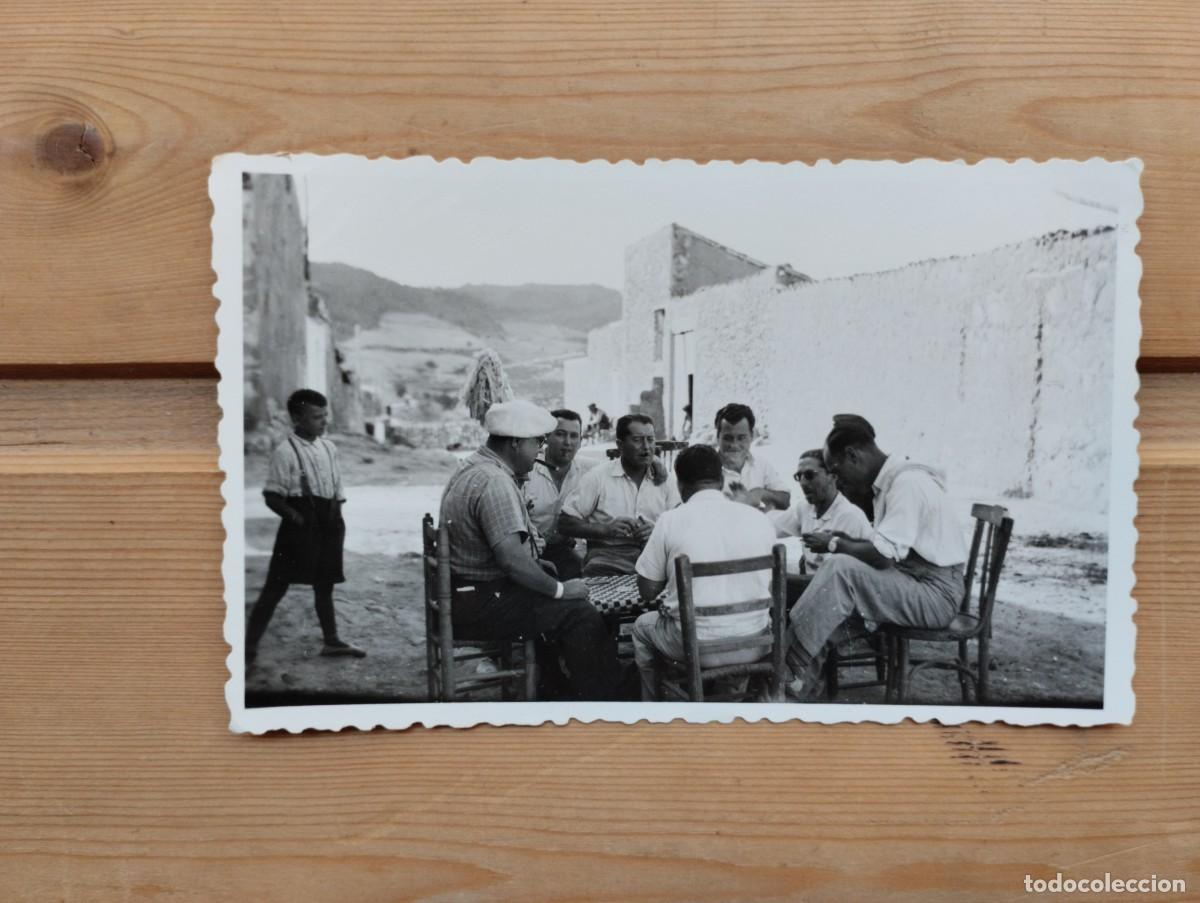 Fotografia antiga: Genial fotograf&iacute;a costumbrista de hombres jugando a las cartas en la calle.
