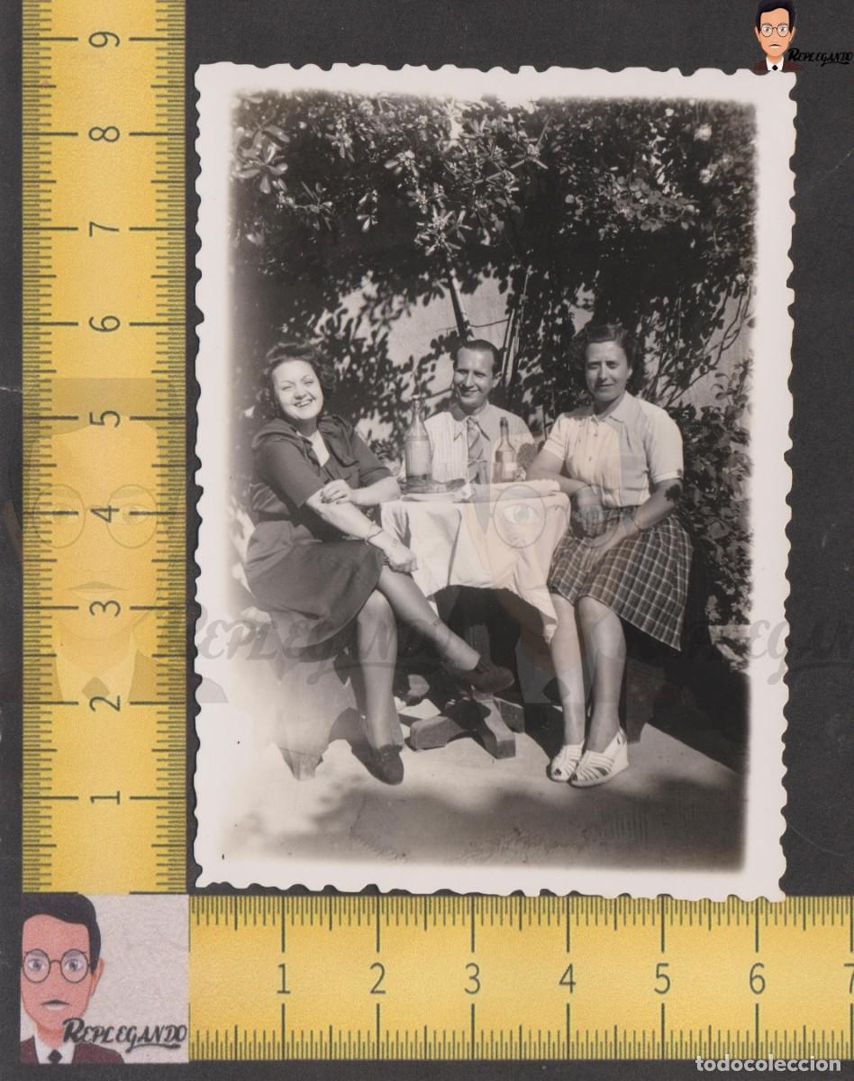 Fotografia antiga: CHICAS JOVENES Y CHICO TOMANDO VERMUT EN UN JARD&Iacute;N DE BARCELONA - FOTO ANTIGUA A&Ntilde;O 1945 - CATALUNYA