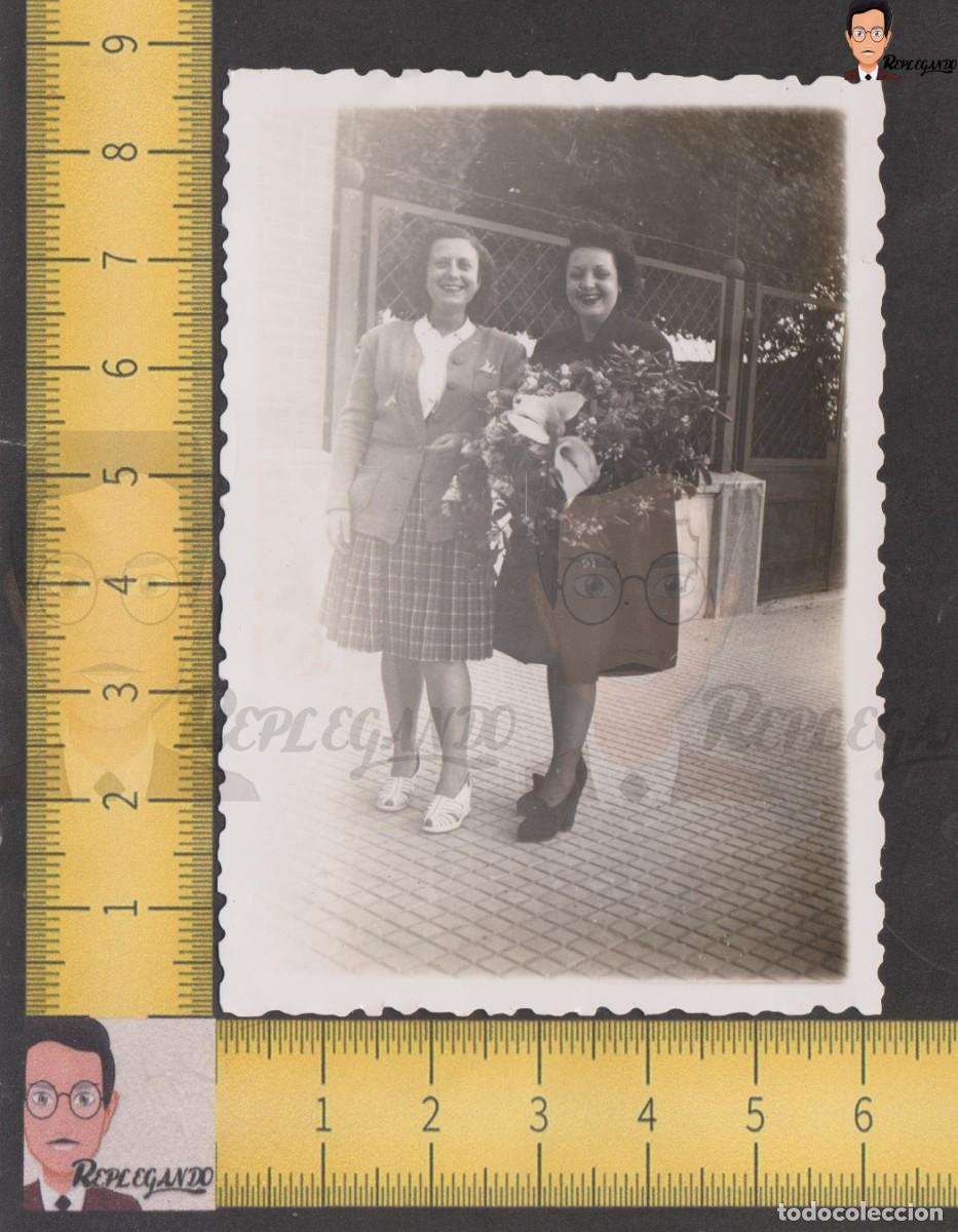Antique Photography: CHICAS JOVENES SONRISA Y RAMO FLORES POR CALLE DE BARCELONA - FOTO ANTIGUA A&Ntilde;O 1945 - CATLUNYA