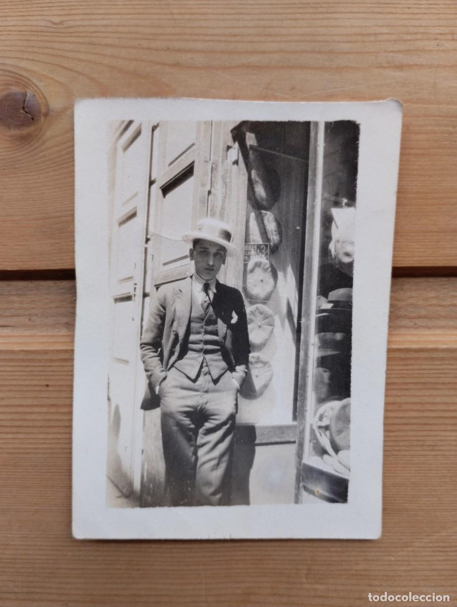 Alte Fotografie: Bonita fotograf&iacute;a de un hombre posando en la calle ante una tienda de sombreros y gorras. A&ntilde;os 20