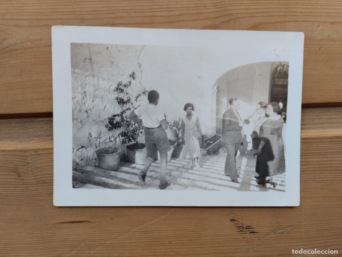 Photographie ancienne: Bonita fotograf&iacute;a antigua de una mujer posando en la calle mientras pasa gente. A&ntilde;os 20