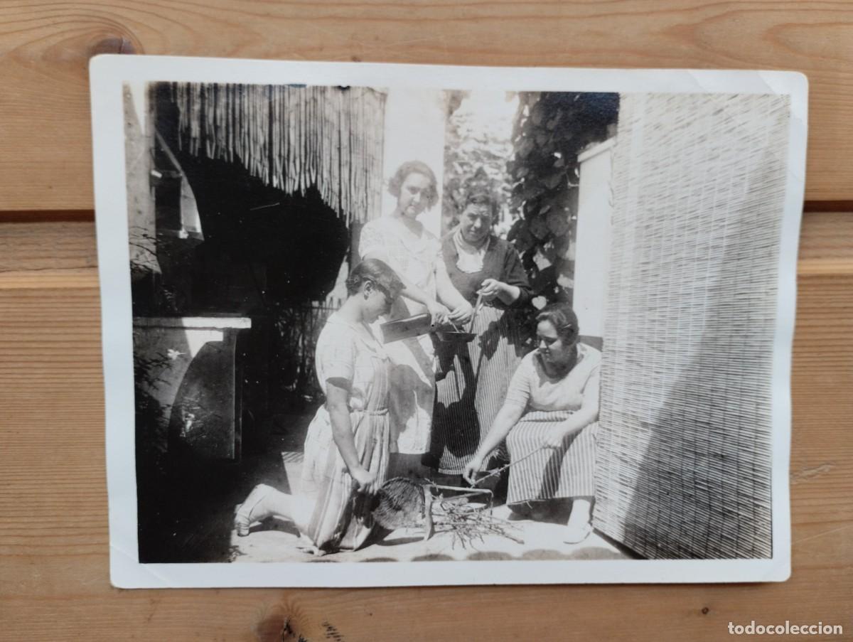 Alte Fotografie: Bonita fotograf&iacute;a antigua de unas mujeres encendido un fuego en el corral de la casa. A&ntilde;os 20