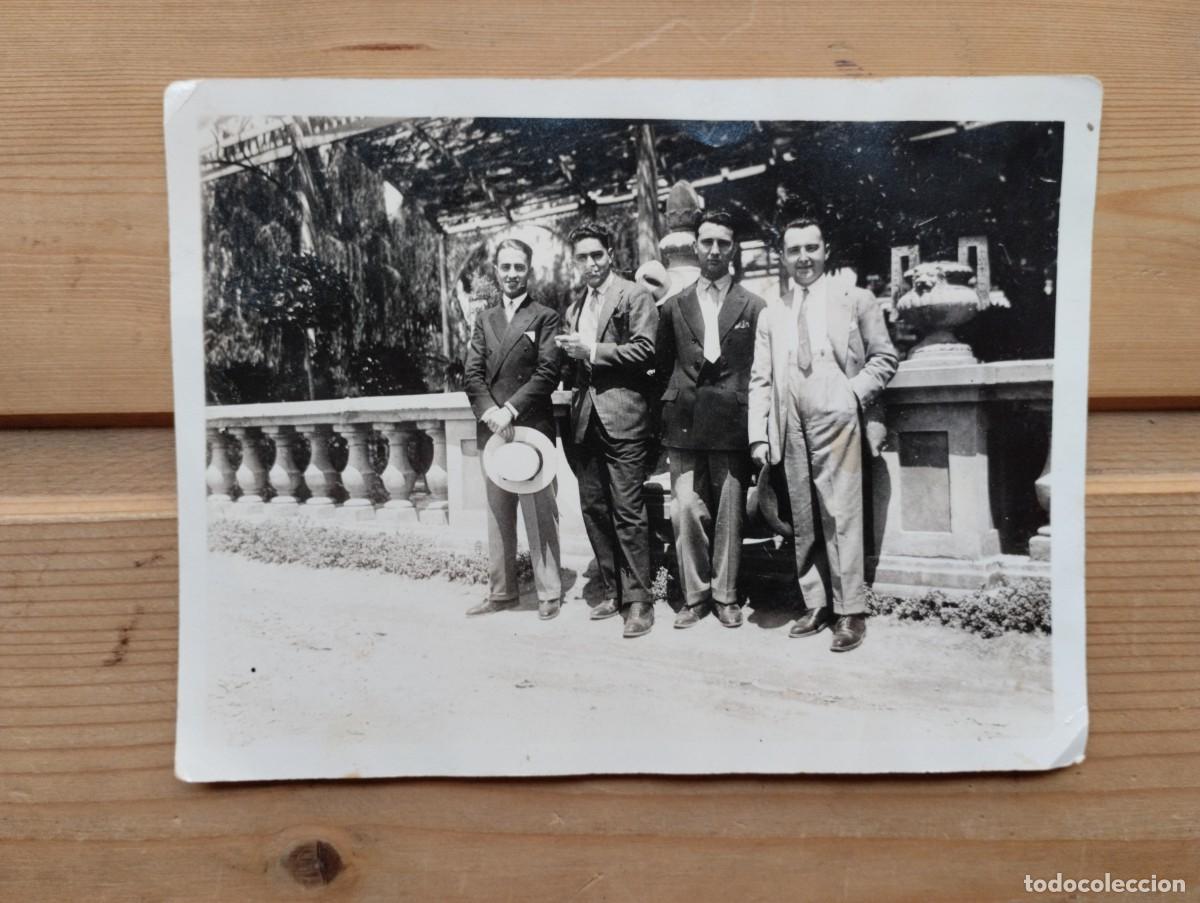 Fotografia antica: Fotograf&iacute;a antigua de un grupo de hombres posando trajeados en la calle. A&ntilde;os 20