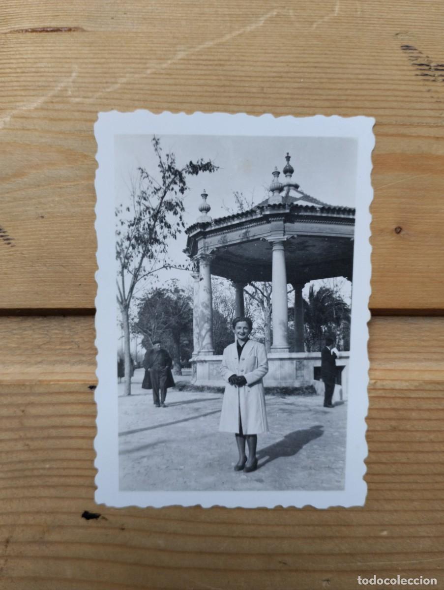 Alte Fotografie: Fotograf&iacute;a antigua de una mujer posando ante el Templete de la Alameda de Valencia. 1942