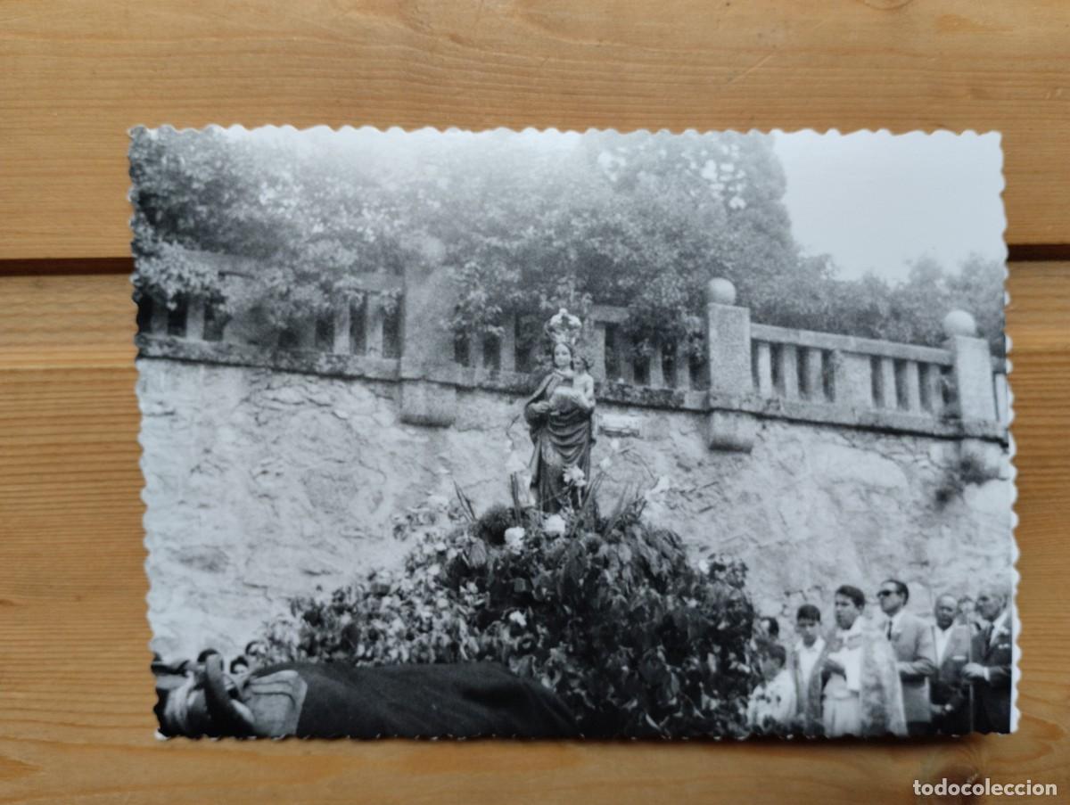 Fotograf&iacute;a antigua: Fotograf&iacute;a antigua de una procesi&oacute;n de una talla de una Virgen con el Ni&ntilde;o Jes&uacute;s