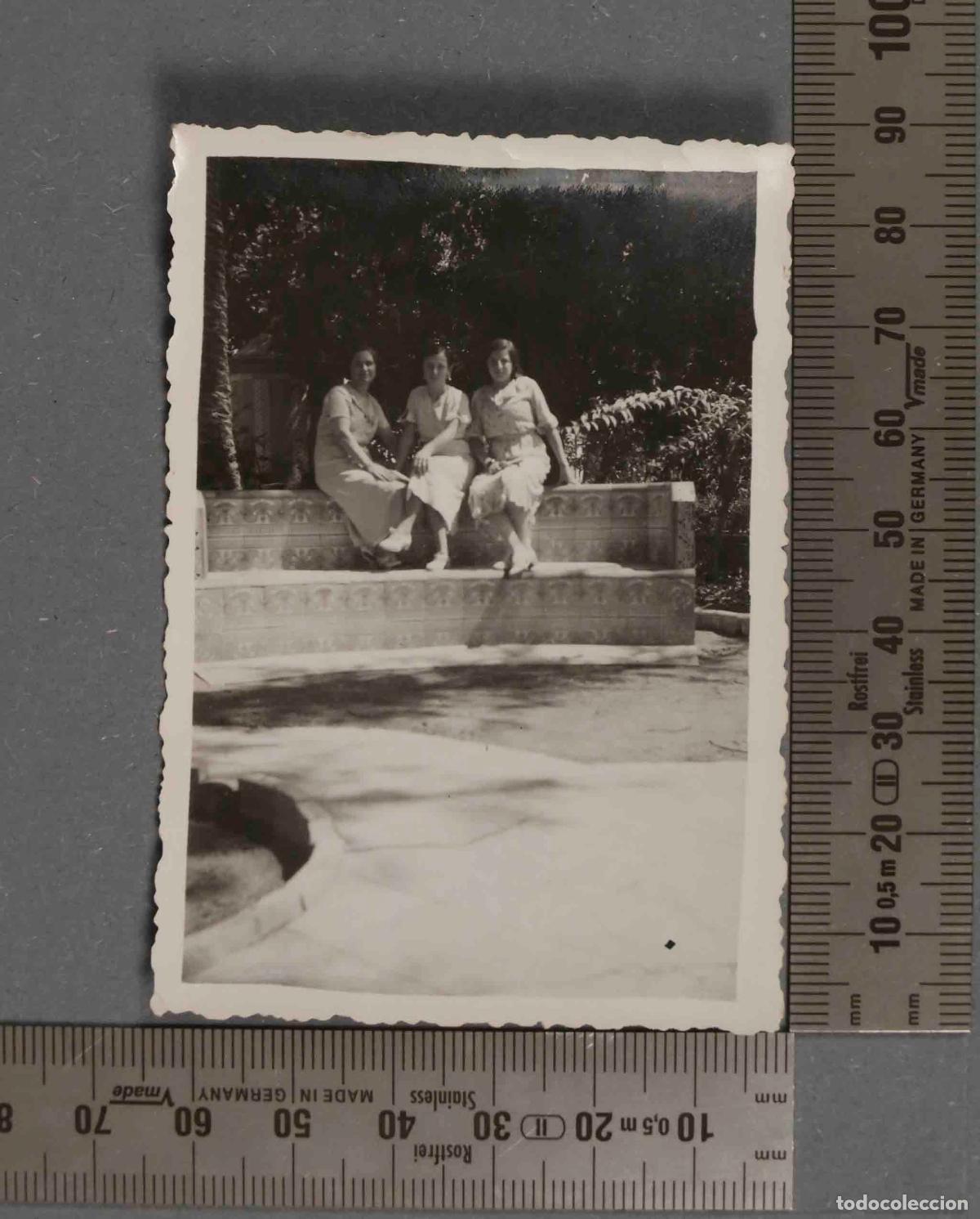 Alte Fotografie: FOTOGRAFIA. MUJERES EN BANCO DE AZULEJOS