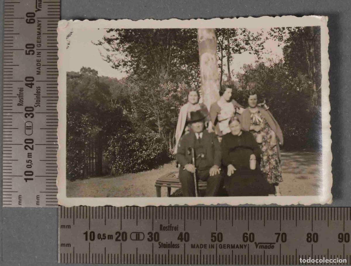 Fotografia antiga: FOTOGRAFIA. GRUPO CON VASO DE BALNEARIO