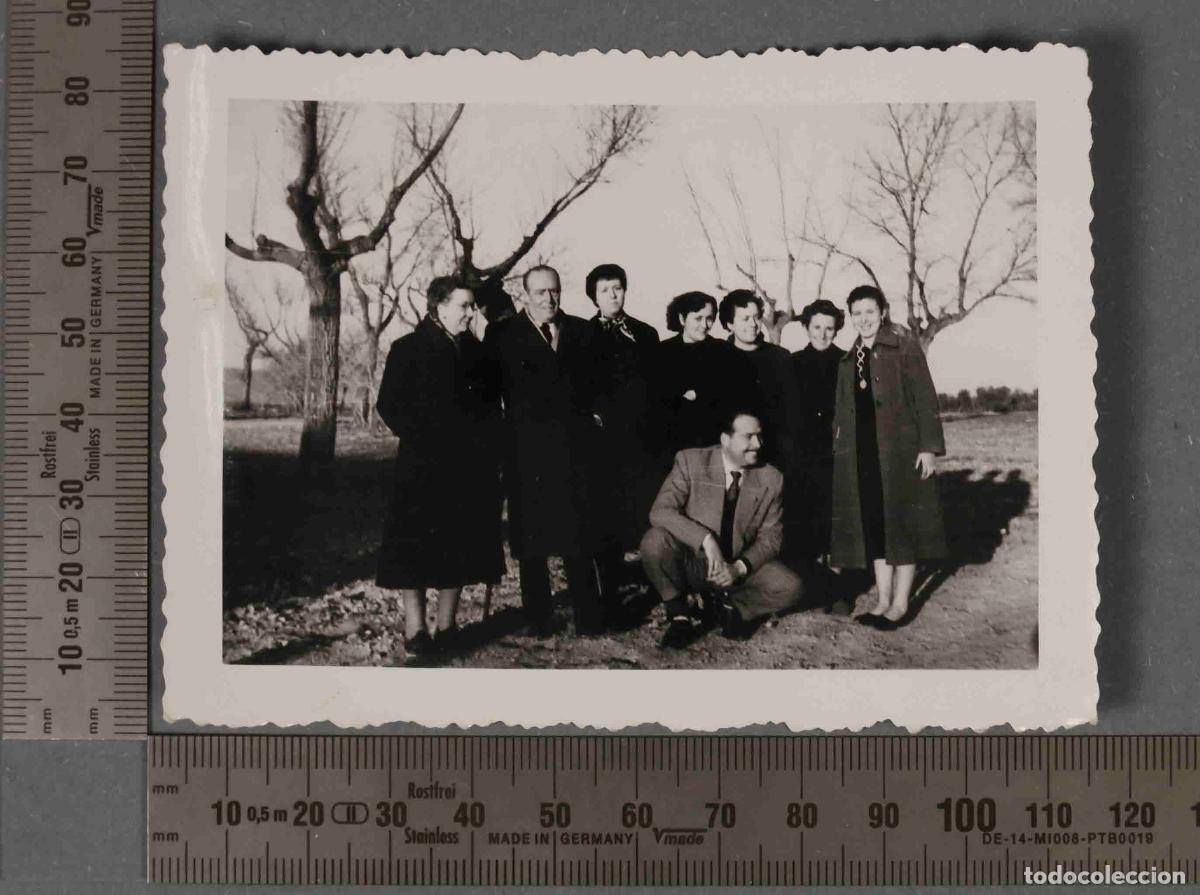 Fotografia antiga: FOTOGRAFIA. GRUPO EN PARQUE