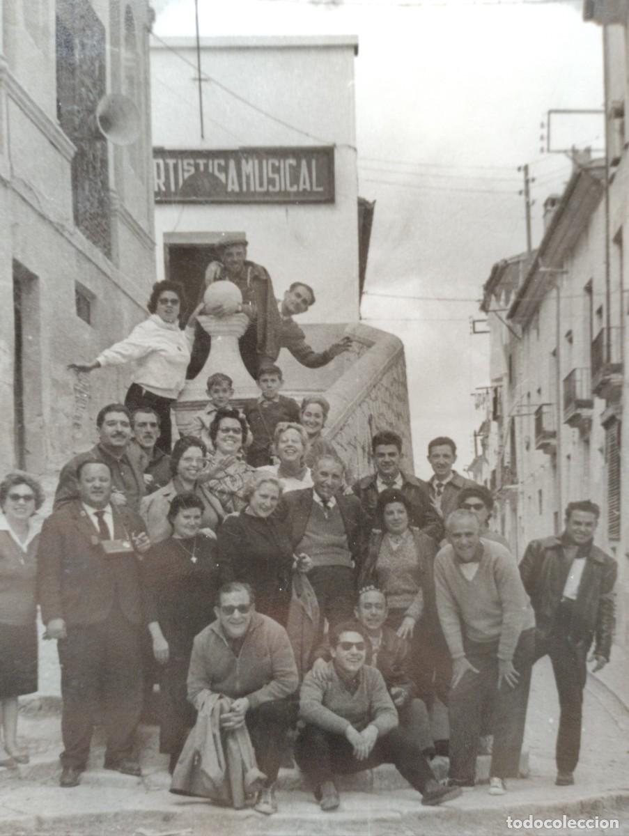 Fotografia antica: Fotograf&iacute;a antigua de grupo de hombres y mujeres en la calle. Art&iacute;stica Musical. Pueblo de Valencia?
