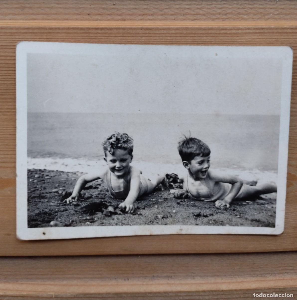 Antique Photography: Bonita fotograf&iacute;a antigua de unos ni&ntilde;os divirti&eacute;ndose en la arena de la orilla del mar en la playa