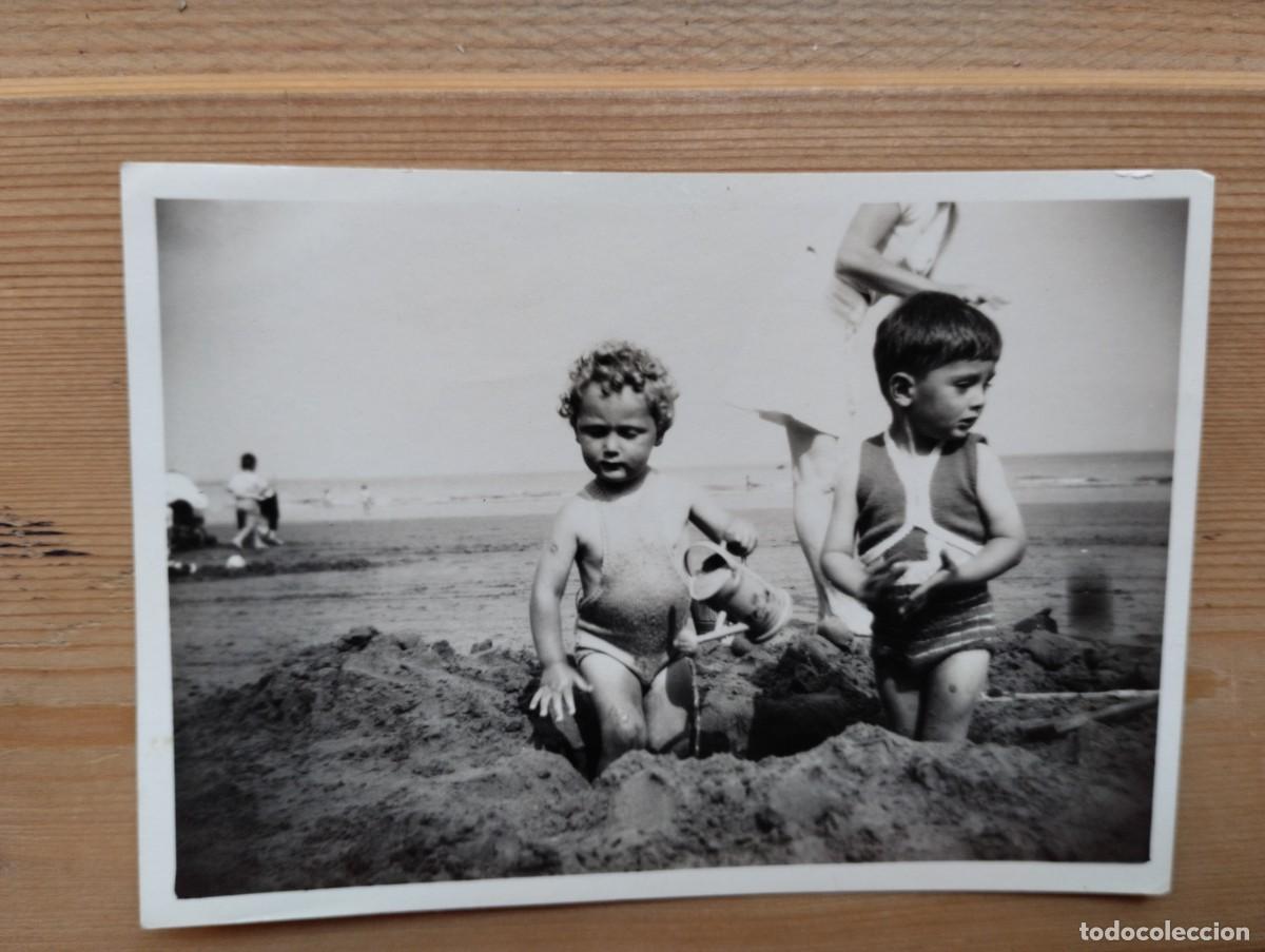 Antique Photography: Bonita fotograf&iacute;a de dos ni&ntilde;os jugando en la arena de la playa