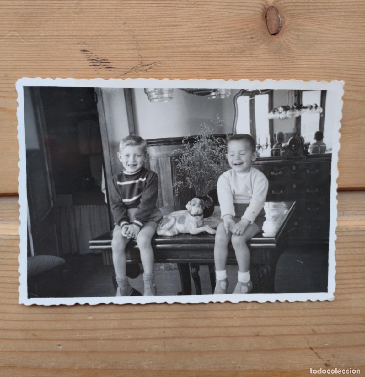 Fotografia antica: Fotograf&iacute;a antigua de unos ni&ntilde;os posando con la figura de un perro