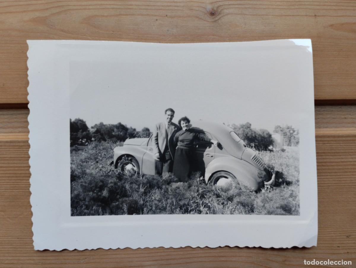 Fotograf&iacute;a antigua: Fotograf&iacute;a antigua de una pareja posando ante un coche Renault 4CV