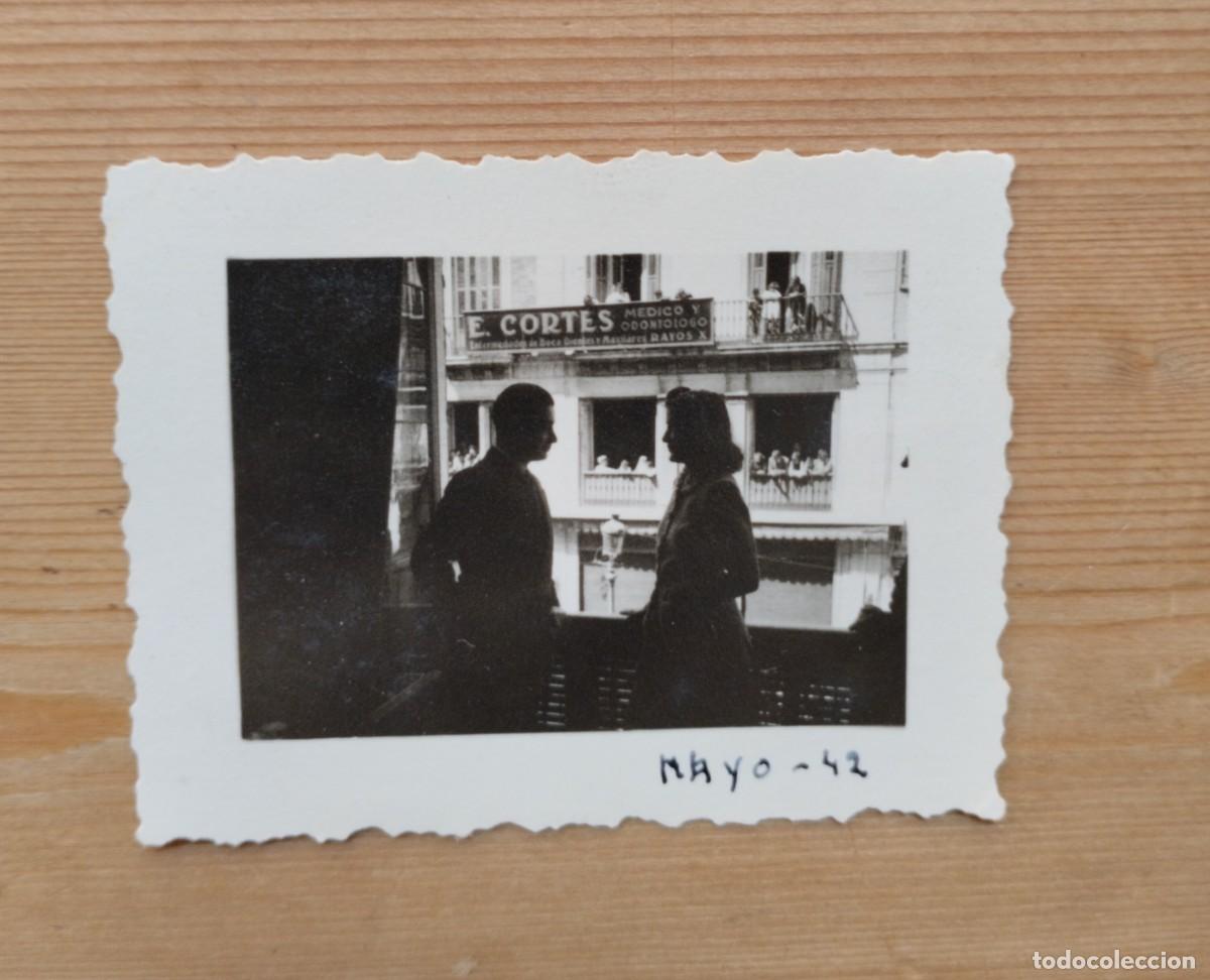 Photographie ancienne: Fotograf&iacute;a antigua de pareja en la ventana, publicidad E. Cort&eacute;s, medicina y odont&oacute;logo. 1942