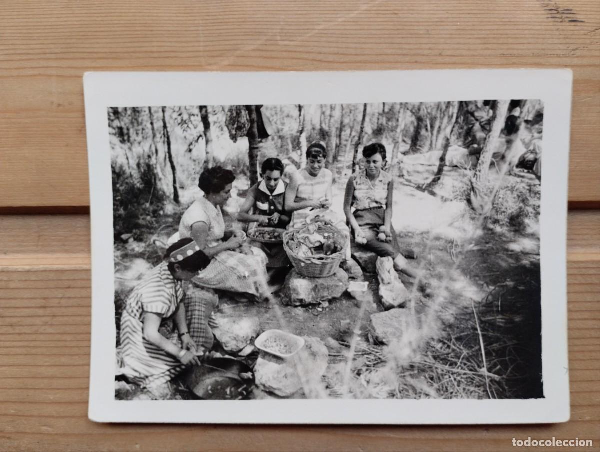 Photographie ancienne: Fotograf&iacute;a antigua de grupo de mujeres cocinando en la monta&ntilde;a. A&ntilde;os 40-50