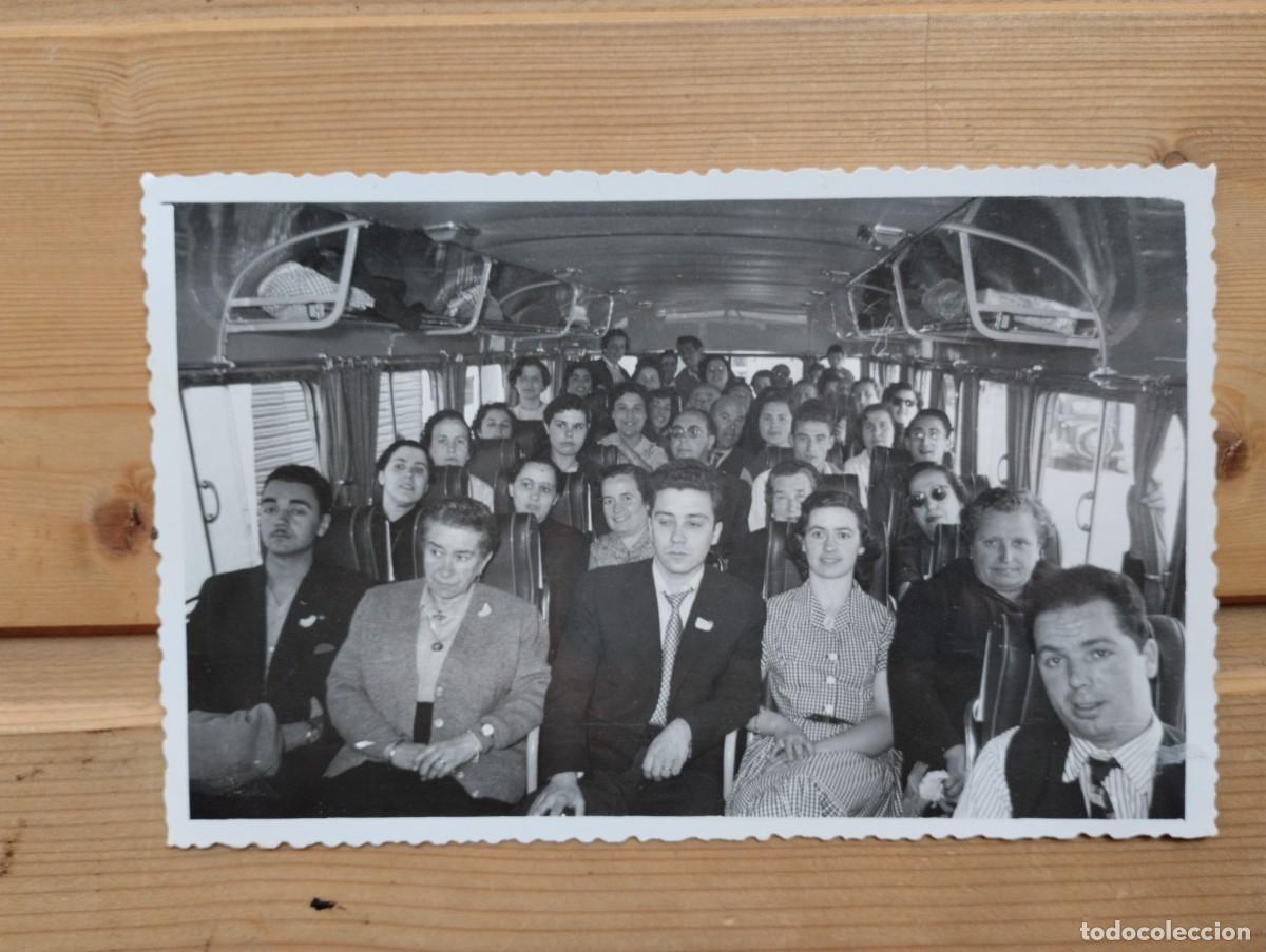 Fotografia antiga: Fotograf&iacute;a antigua de grupo en interior de autob&uacute;s y su conductor La Callosina (Alicante). 1957