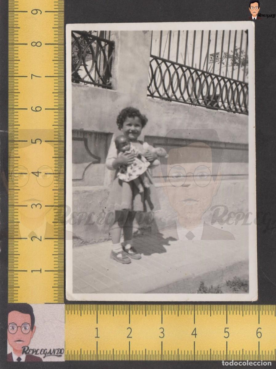 Fotografia antiga: SIMP&Aacute;TICA NI&Ntilde;A ABRAZADA A SU MU&Ntilde;ECA EN LA CALLE - FOTO ANTIGUA A&Ntilde;OS 40/50 - ESPA&Ntilde;A INFANCIA