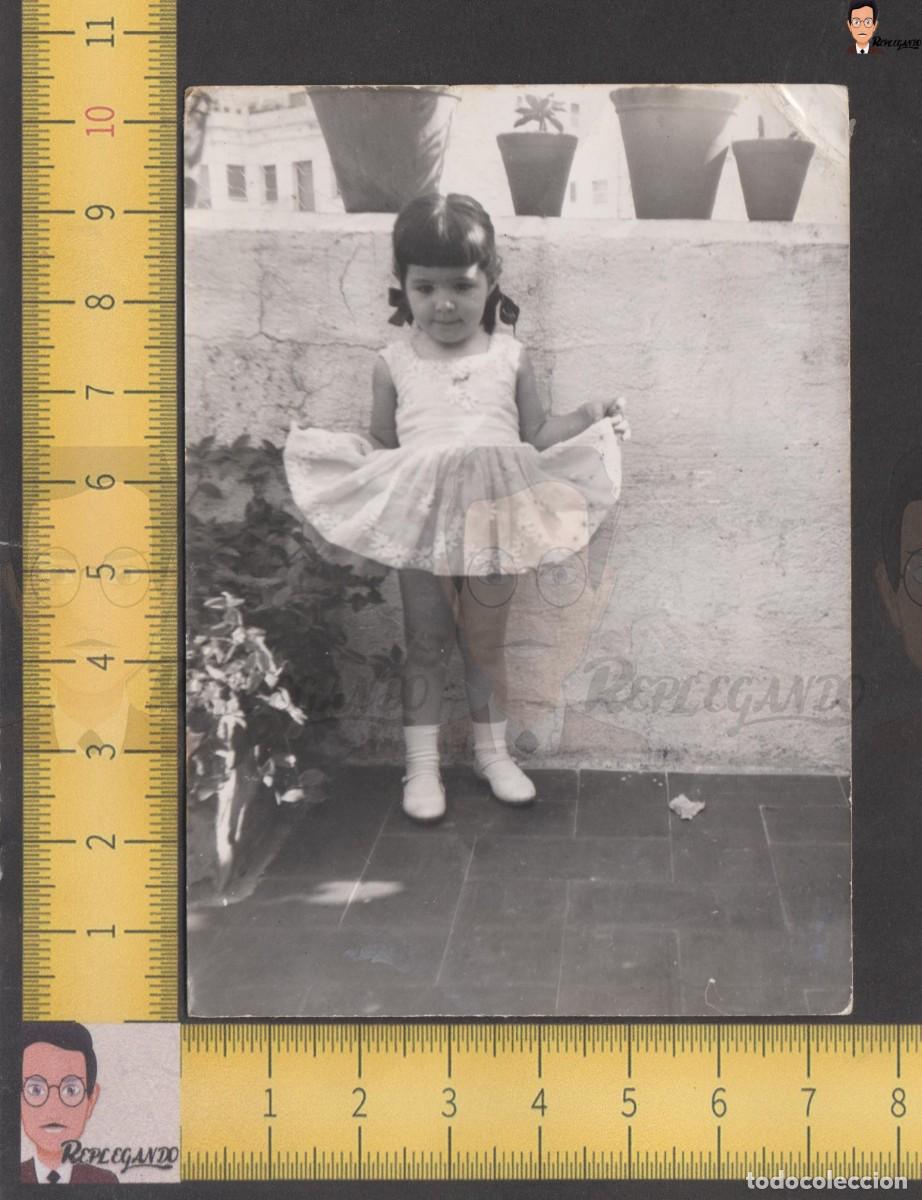 Antique Photography: NI&Ntilde;A PEQUE&Ntilde;A CON VESTIDO Y LAZO EN EL PELO - FOTO ANTIGUA BLANCO Y NEGRO A&Ntilde;OS 60 - ESPA&Ntilde;A INFANCIA