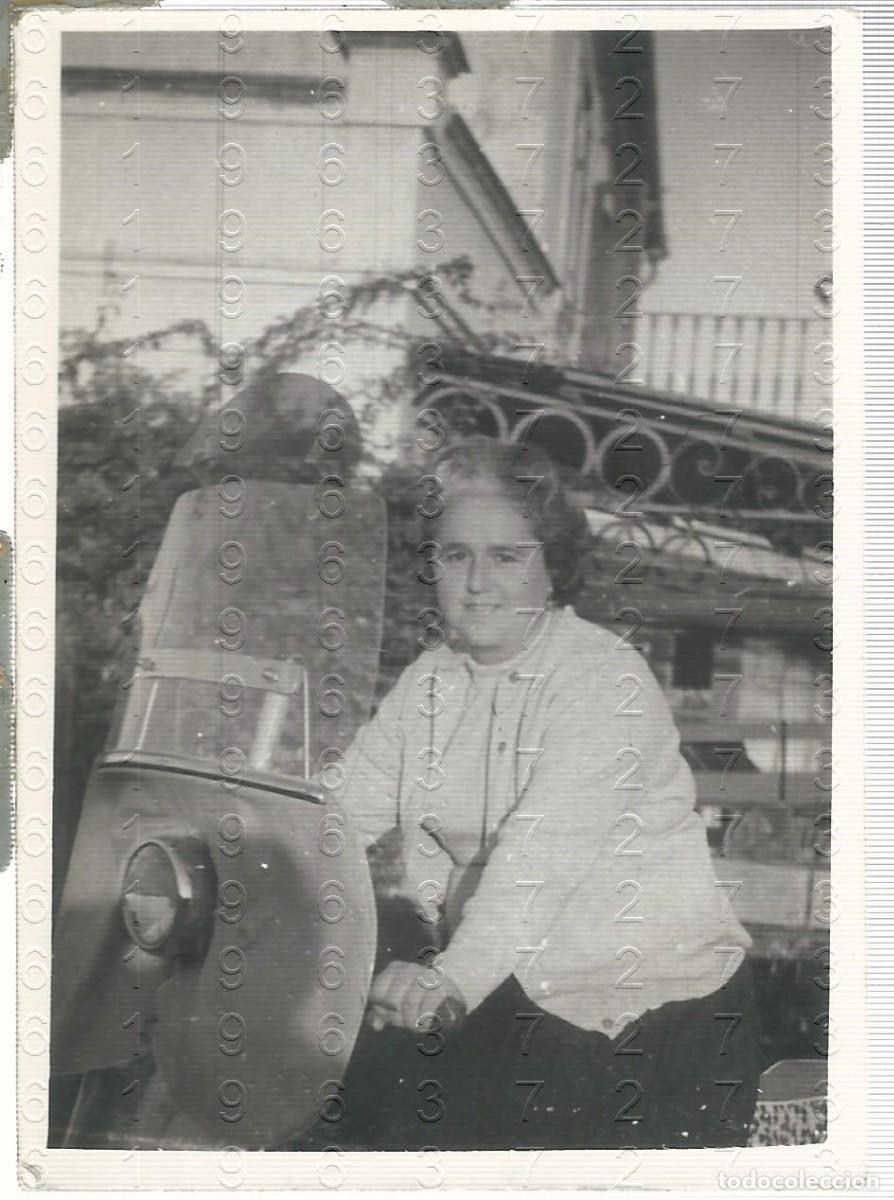 Fotograf&iacute;a antigua: VESPA FOTOGRAFIA UNICA ARCHIVO JOSE FRIQUELME MORALES CAMAS 10X7 L35