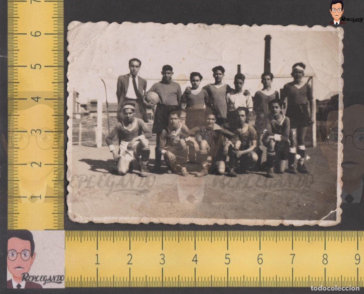 Antique Photography: JUGADORES FUTBOL ALINEACION EQUIPO CDM ESCUDO - FOTO ANTIGUA A&Ntilde;OS 40 - CAMPO &iquest;BARCELONA? CHIMENEA