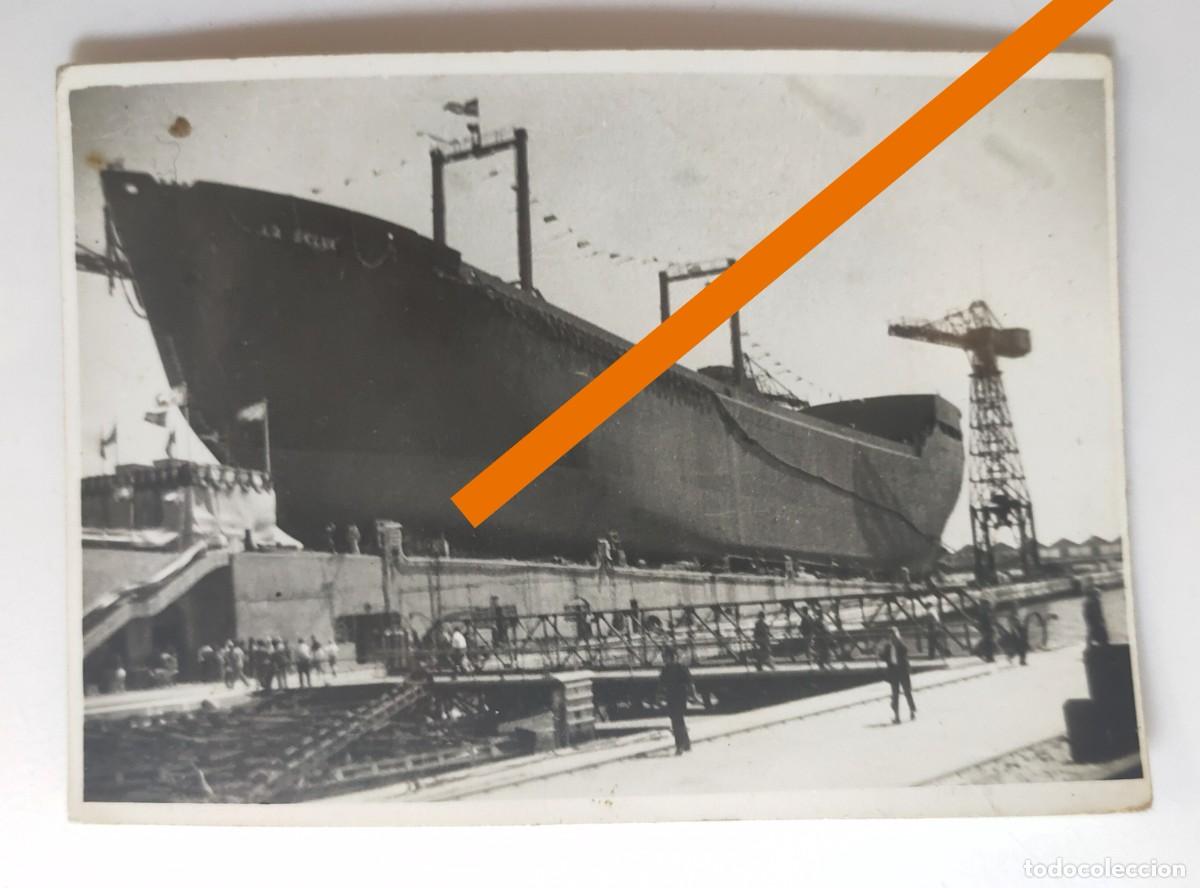 Fotografia antica: Antigua fotograf&iacute;a. Botadura barco buque la selva. A&ntilde;os 50.