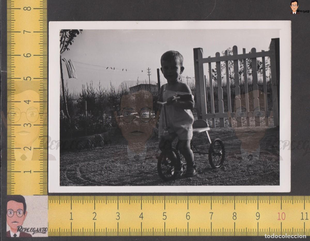 Fotografia antiga: NI&Ntilde;O PEQUE&Ntilde;O TRICICLO ANTIGUO EN CAMPO JARD&Iacute;N - FOTO ANTIGUA A&Ntilde;OS 50/60 - ESPA&Ntilde;A JUGUETE INFANCIA