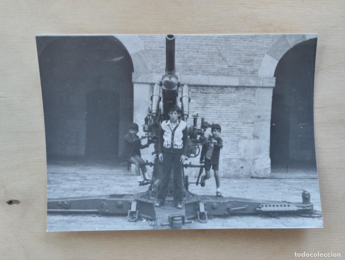 Photographie ancienne: Fotograf&iacute;a antigua de tres ni&ntilde;os posando con una ametralladora antia&eacute;rea militar